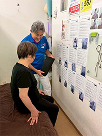 専門家がお客様に良い姿勢を説明している様子