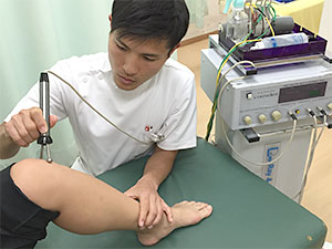 膝の捻挫（側副靭帯・十字靭帯損傷）の施術風景