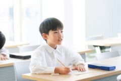 姿勢よく座る小学生