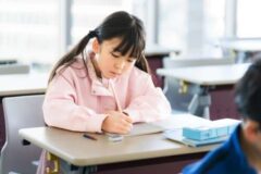 下を向いている小学生